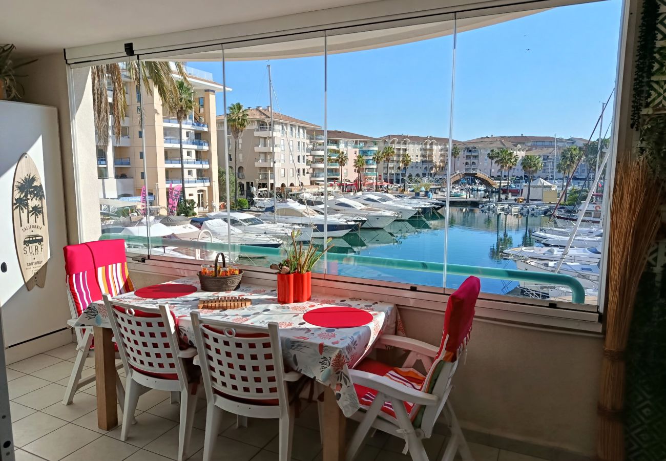 Appartement à Fréjus - Port Fréjus vue port, grand T2, 47m2, clim, piscine, pour 4 privilegiés