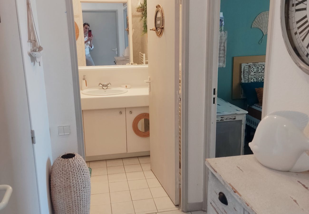 Appartement à Fréjus - Port Fréjus vue port, grand T2, 47m2, clim, piscine, pour 4 privilegiés