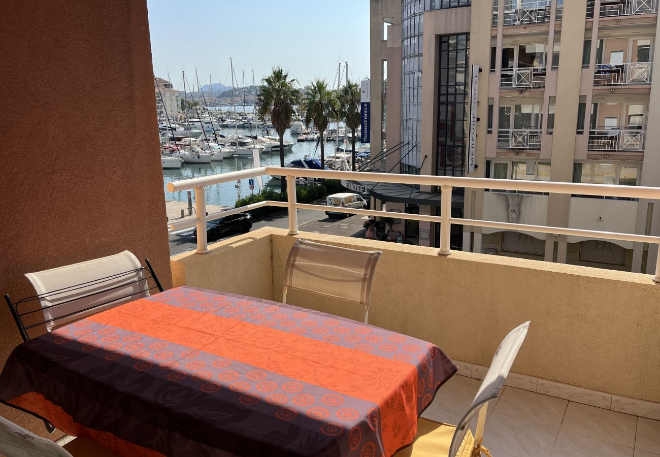 Appartement à Fréjus - Port Fréjus, Les Rives Latines, 100m des plages, Vue Port, t2 40m2, 4 pers, parking